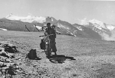 Col de lIseran (2764 m) en moto, 1954
