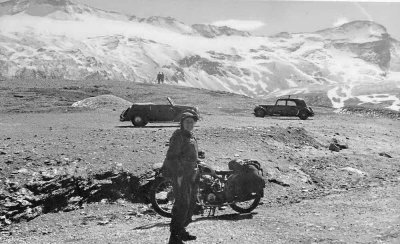 Popo au col de l'Iseran avec son pete-hum en 1954