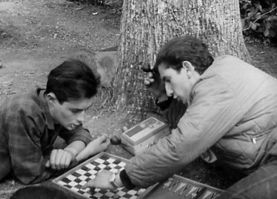 1963-François et Jean jouent aux dames