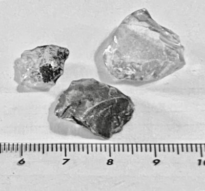 Fragments de quartz issus de l’explosion d’un réacteur photochimique pressurisé
