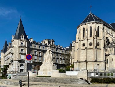 Le Parlement et l'abside de l'église St Martin gardés par la République
