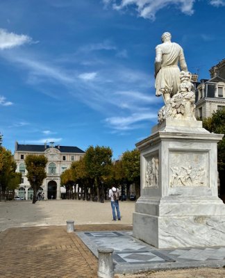 La Place Royale et la Mairie, gardées par Henri IV