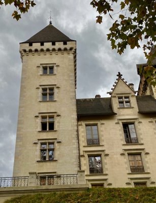 Tour d'angle, au nord
