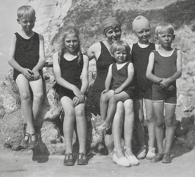 Genevive Baudouin et ses cinq enfants en 1928