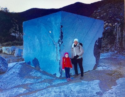 Devant  le grand cube en pierre dArudy