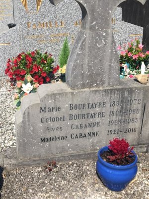 Au cimetire de Tardets : tombe dYves et Madeleine Cabanne