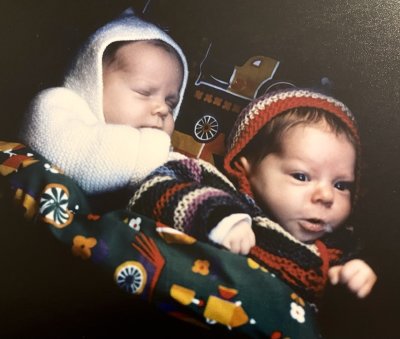 Les jumelles dOdile, Sarah et Natacha, nes le 7 novembre 1976