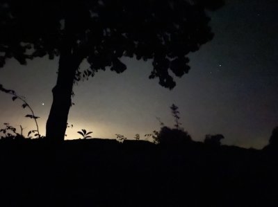 Jupiter et Sarurne  23h sur fond de lumire dune ville