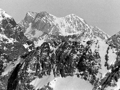 Massif du Vignemale au second plan