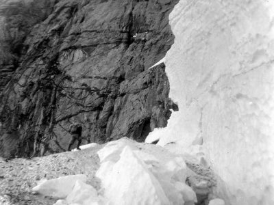 Sous la rimaye du couloir de Gaube