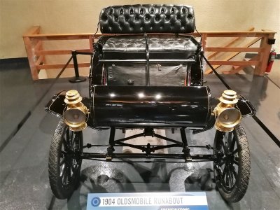 1904 Oldsmobile Runabout - Heritage Museums & Gardens.jpg