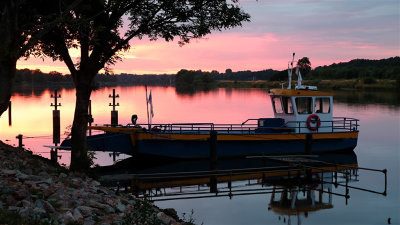 Veerboot van Blitterswijck in de avondzon.