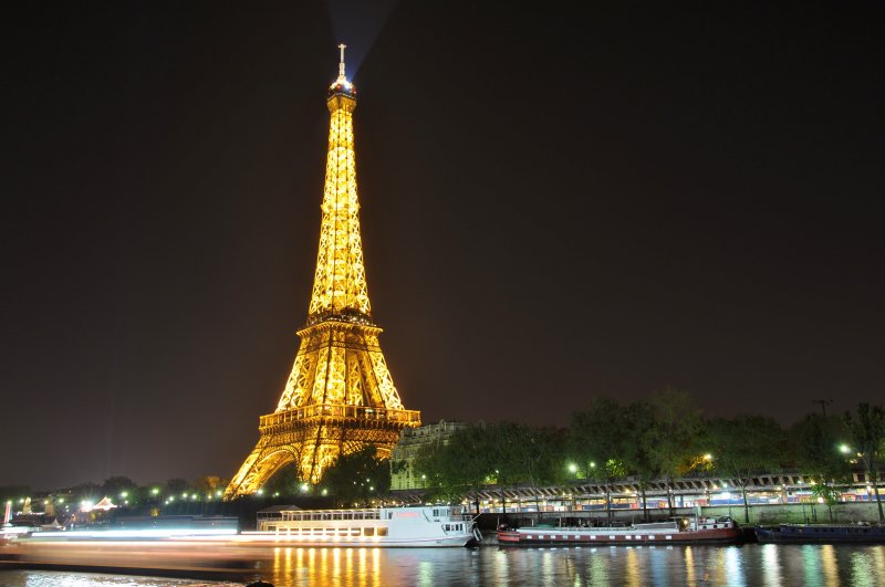 La Tour Eiffel illuminee.