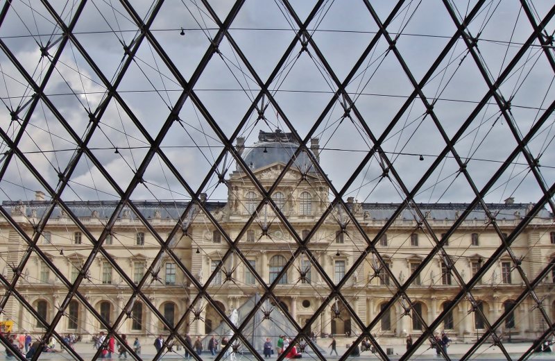 Intrieur de la pyramide: le point de vue du Muse du Louvre  Paris depuis le hall souterrain de la Pyramide.