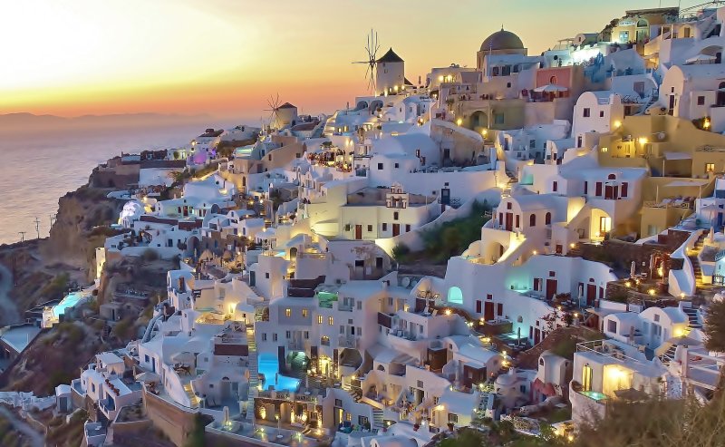Sunset time in Oia, Santorini.