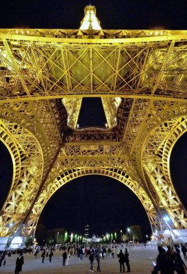 La tour Eiffel la nuit.