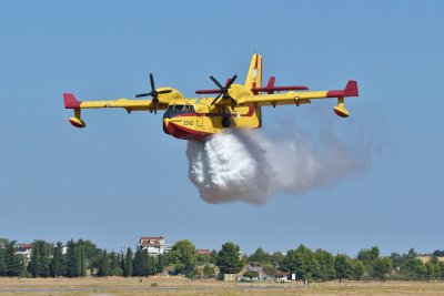 Bombardier CL-415 Hellenic Air Force - Water drop demo.
