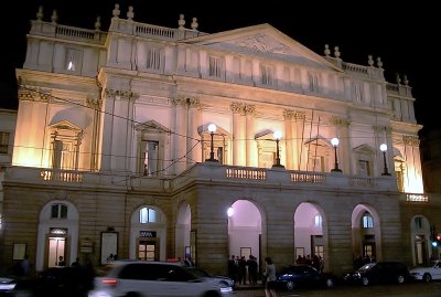 La Scala di Milano by night.