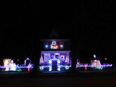 22 Dec Decorated home on Middle Street