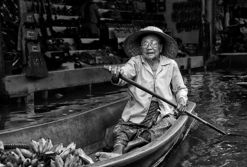 Floating market fruit vendor in Bangkok