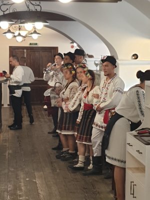 In het restaurant trad deze Folklore groep op Brasov - Roemenie