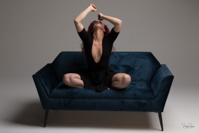 Studio Photo Factory - Lisa lambada sur canapé - 9815