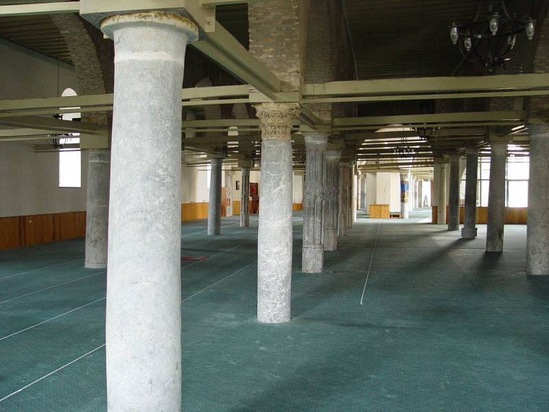 Konya Alaeddin Mosque prayer hall 3615.jpg