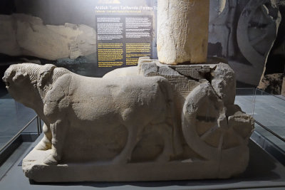 Adana Archaeological Museum Late Hittite Tarhunda on chariot 0209.jpg