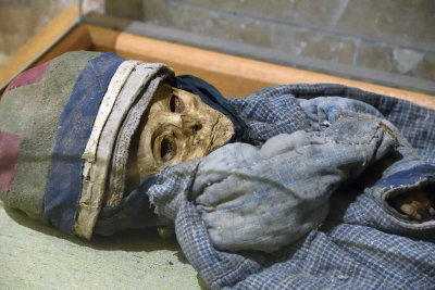 Nigde museum Child mummy 10-11th AD 0953.jpg