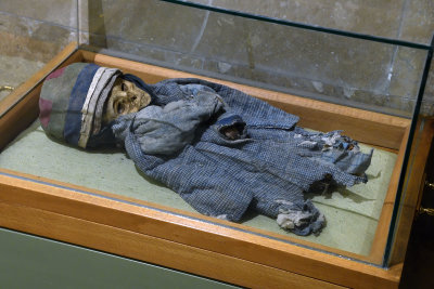 Nigde museum Child mummy 10-11th AD 0954.jpg