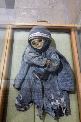 Nigde museum Child mummy 10-11th AD 0955.jpg