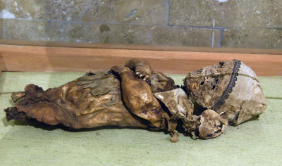 Nigde museum Child mummy 10-11th AD 0960.jpg