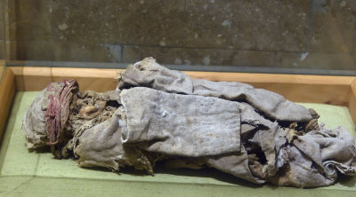 Nigde museum Female mummy 10th AD 0956.jpg