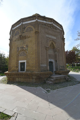 Nigde Hudavent Hatun mausoleum 1263.jpg
