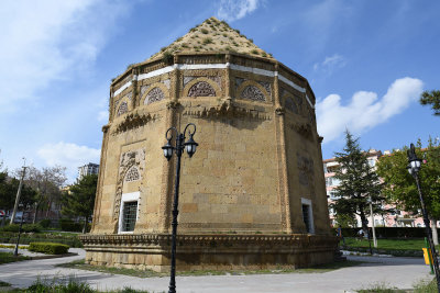 Nigde Hudavent Hatun mausoleum 1269.jpg
