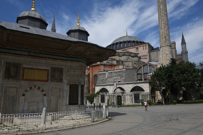 Istanbul Sultan Ahmet III Fountain june 2019 2414.jpg