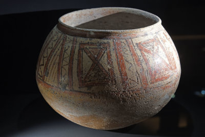 Ankara Archaeology and art museum Bichrome jar, Terracotta 1600-1500 BC 2019 3440.jpg