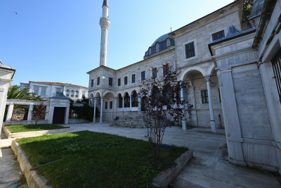 Istanbul Beylerbeyi Mosque Courtyard oct 2019 6730.jpg