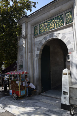 Istanbul Laleli mosque oct 2019 7062.jpg