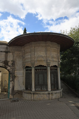 Istanbul Hekimoglu Ali Pasha Mosque oct 2019 7382.jpg