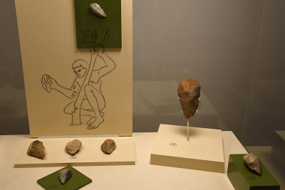 Urfa museum Use of fist axe sept 2019 4701.jpg