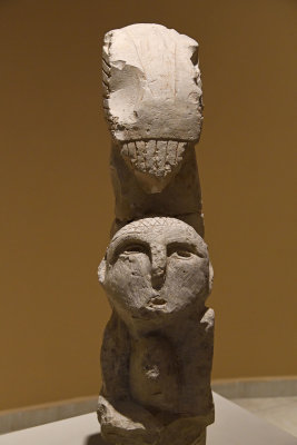 Urfa museum Totemlike head sept 2019 4858.jpg