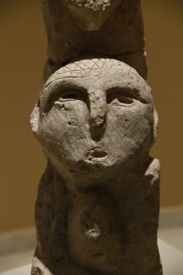 Urfa museum Totemlike head sept 2019 4860.jpg