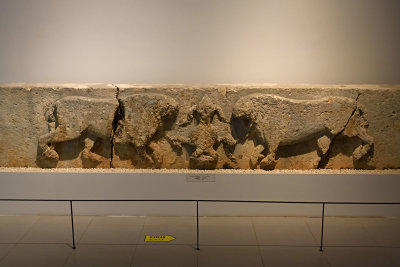 Urfa museum Man and lions relief sept 2019 5035.jpg