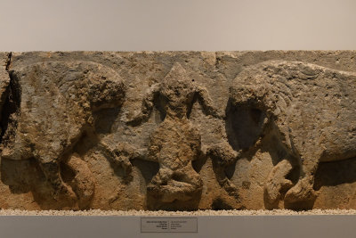 Urfa museum Man and lions relief sept 2019 5076.jpg