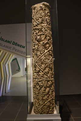 Urfa museum Vine patterned column sept 2019 5061.jpg