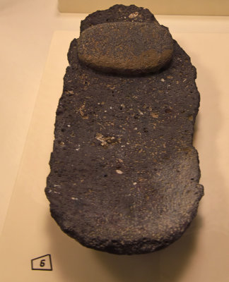 Urfa museum Grain rubbing stone sept 2019 4803.jpg