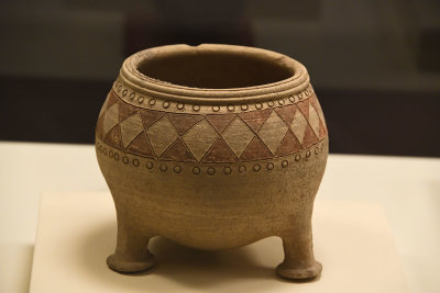 Urfa museum Three legged bowl sept 2019 4855_01.jpg
