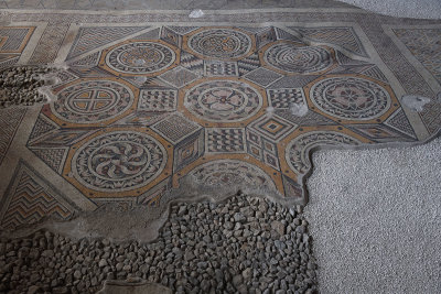 Antakya Museum Hotel Geometric mosaic sept 2019 5710.jpg
