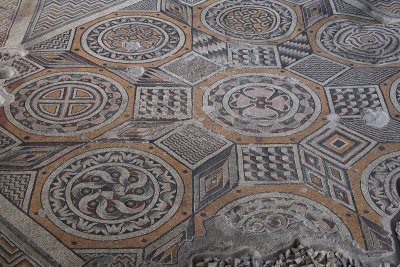 Antakya Museum Hotel Geometric mosaic sept 2019 5711.jpg